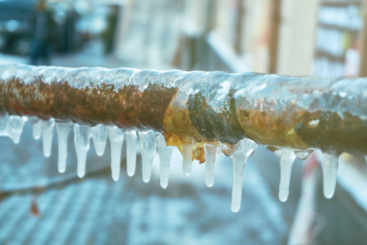 frozen outdoor pipe plumbing